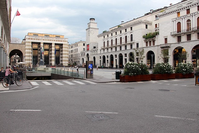 Piazza della Vittoria 94R -{"city":"Genoa","country":"IT","postal":"16121","state":"GE","street1":"Piazza della Vittoria 94R"} - ITGNADEFLX-0