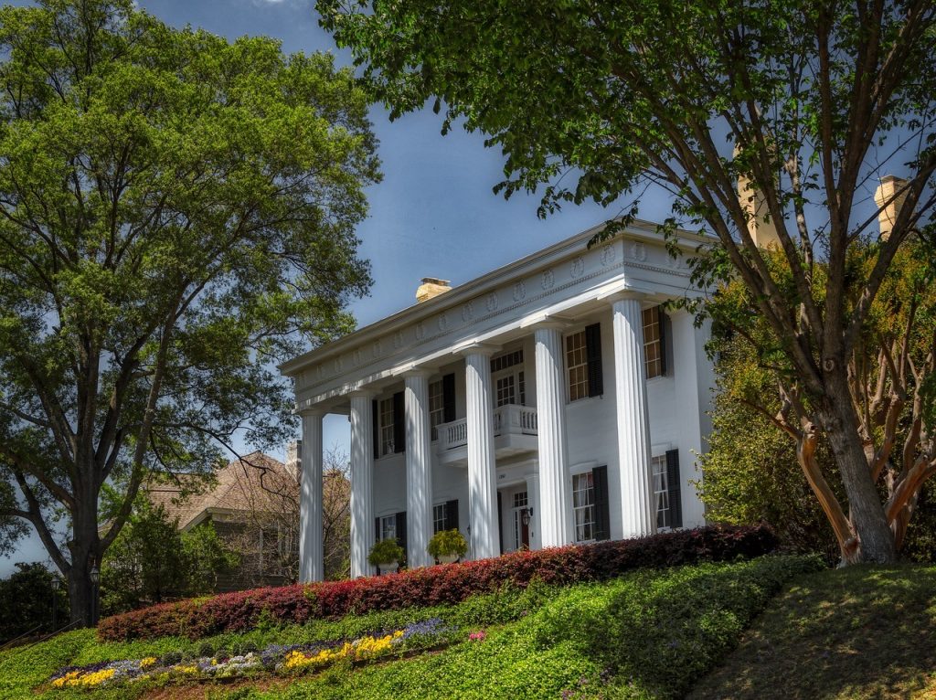 A stately mansion with columns in Macon