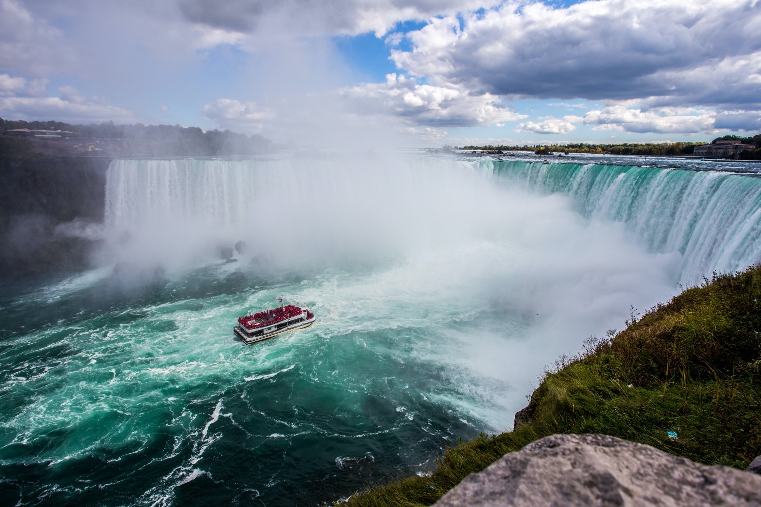 The Maid of Mist approaches Niagara Falls