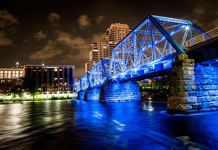 Photo of a suspension bridge in Grand Rapids, Michigan, at night.