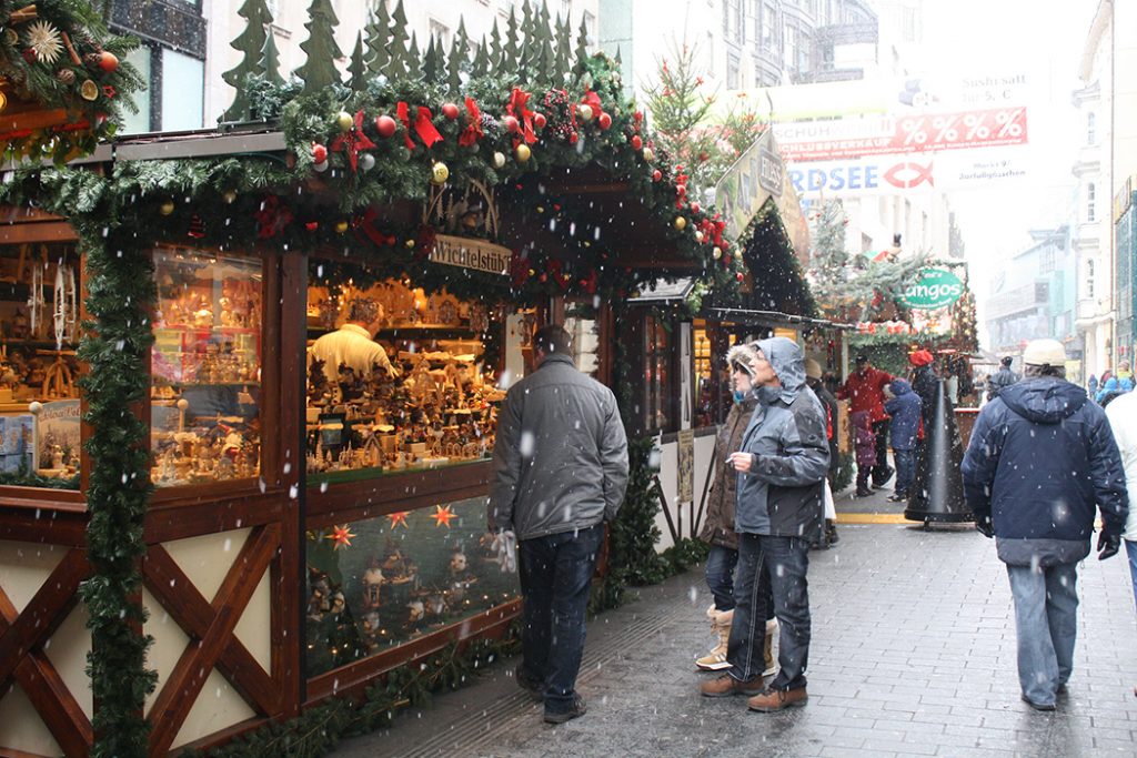 Photo of the Leipzig Christmas market in the daytime.